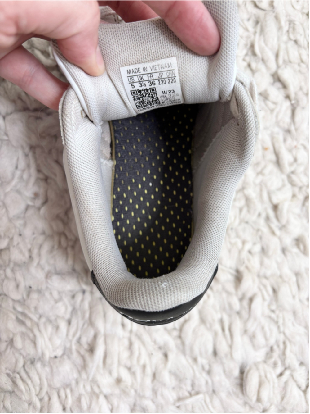 Women's Adidas Sneakers White Black Stripes Size 5 Lace Up Classic - Picture 4 of 8